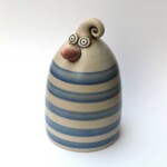 "dunkelblaue Streifen" Keramikvogel aus 800 Gramm Ton mit blauen Streifen