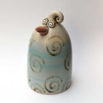 "Schnörkel auf Hellblau" Keramikvogel aus 800 Gramm Ton mit Schnörkeldekor auf Hellblau