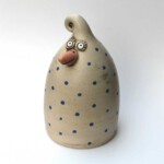 "blaue Punkte" Keramikvogel aus 800 Gramm Ton mit blauen Punkten