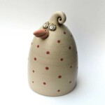 "rote Punkte" Keramikvogel aus 800 Gramm Ton mit roten Punkten